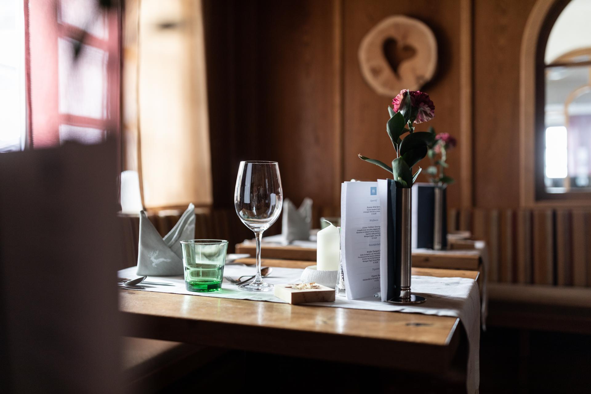 Josl Mountain Lounging in Obergurgl – Liebevoll gedeckter Tisch im Restaurant | Wellnesshotel Tirol