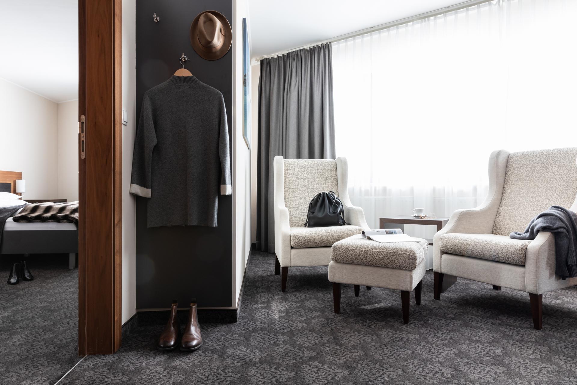 Josl Mountain Lounging in Obergurgl – Komfortables Hotelzimmer mit Sitzbereich | Wellnesshotel Tirol
