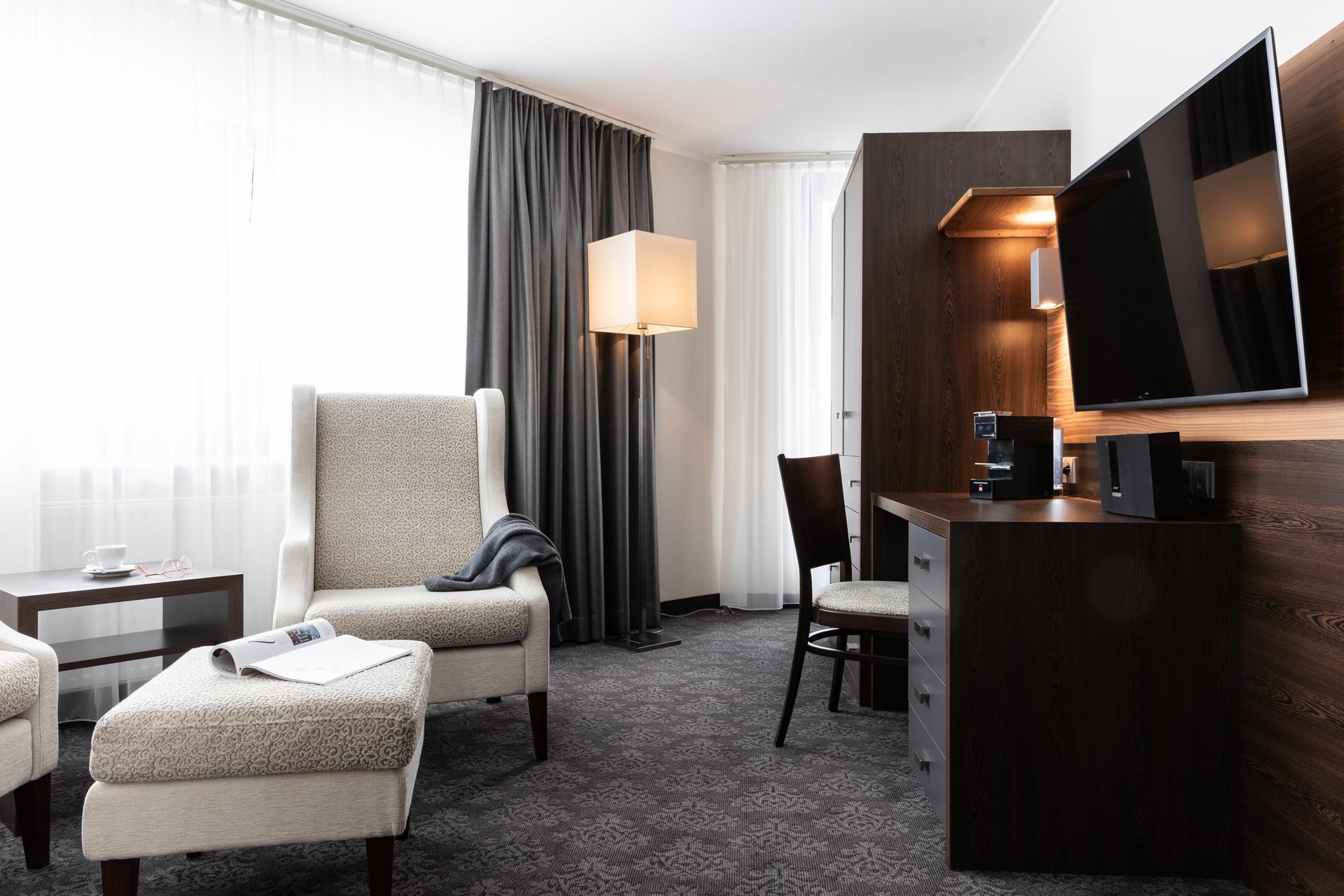 Josl Mountain Lounging in Obergurgl – Komfortabler Arbeitsbereich im Hotelzimmer | Wellnesshotel Tirol