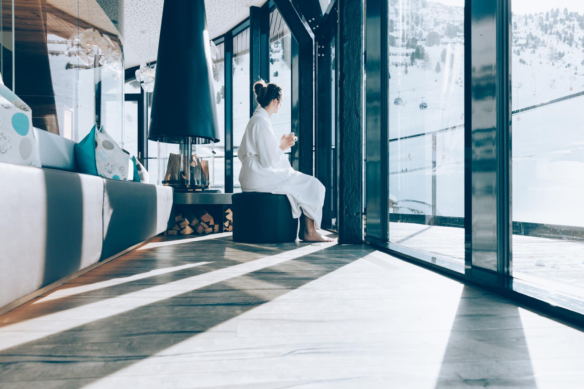 Josl Mountain Lounging in Obergurgl – Frau im Bademantel entspannt mit Bergblick | Wellnesshotel Tirol