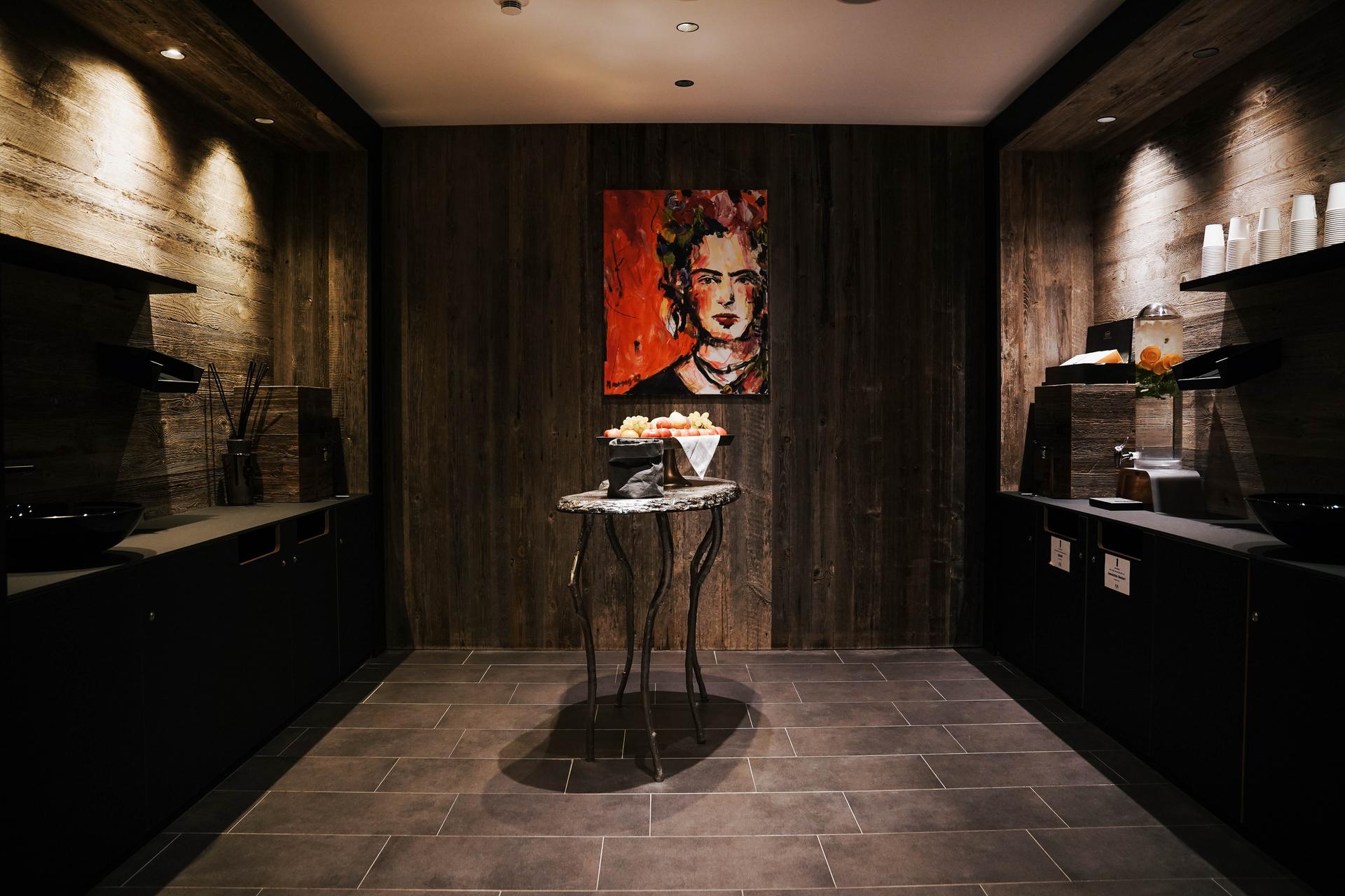 Das Marent in Fiss – Entspannungsbereich mit frischem Obst und Kunstwerk | Wellnesshotel Tirol