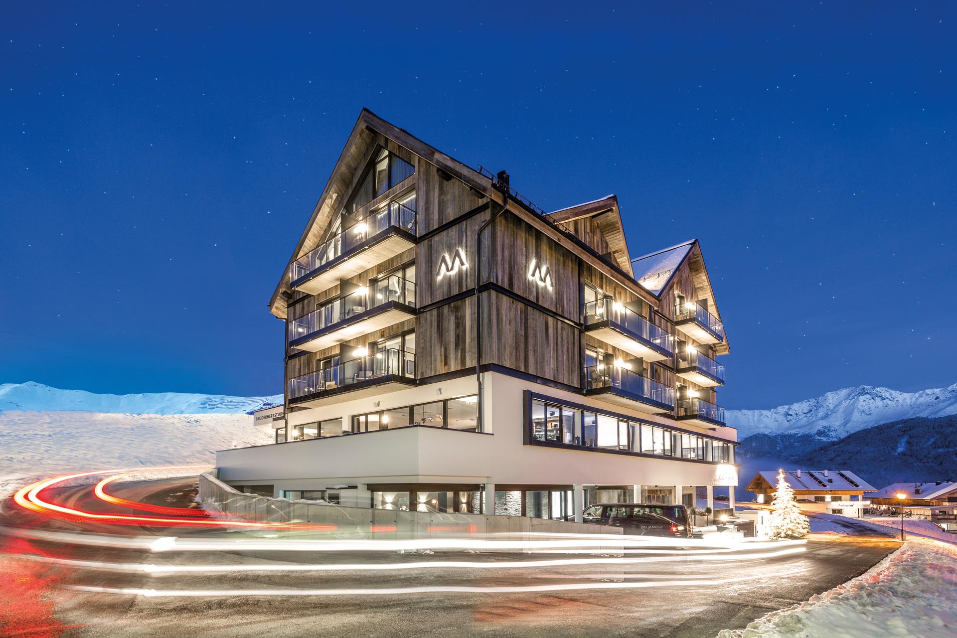 Das Marent in Fiss – Modernes Hotelgebäude bei Nacht mit Lichtspuren im Schnee | Wellnesshotel Tirol