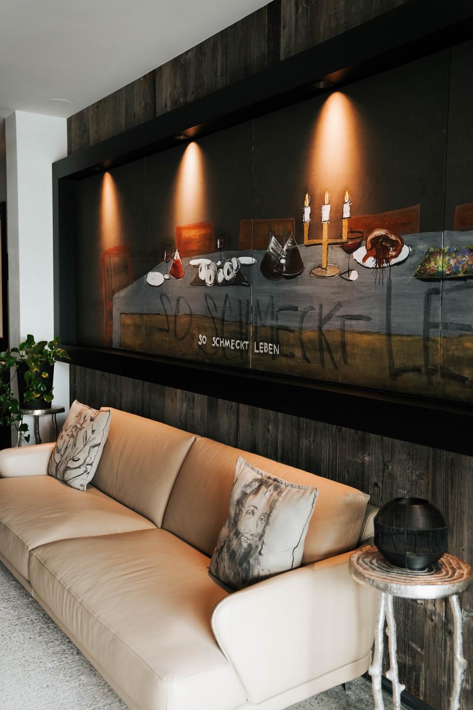 Das Marent in Fiss – Lounge-Bereich mit modernem Sofa und Wandgemälde | Wellnesshotel Tirol