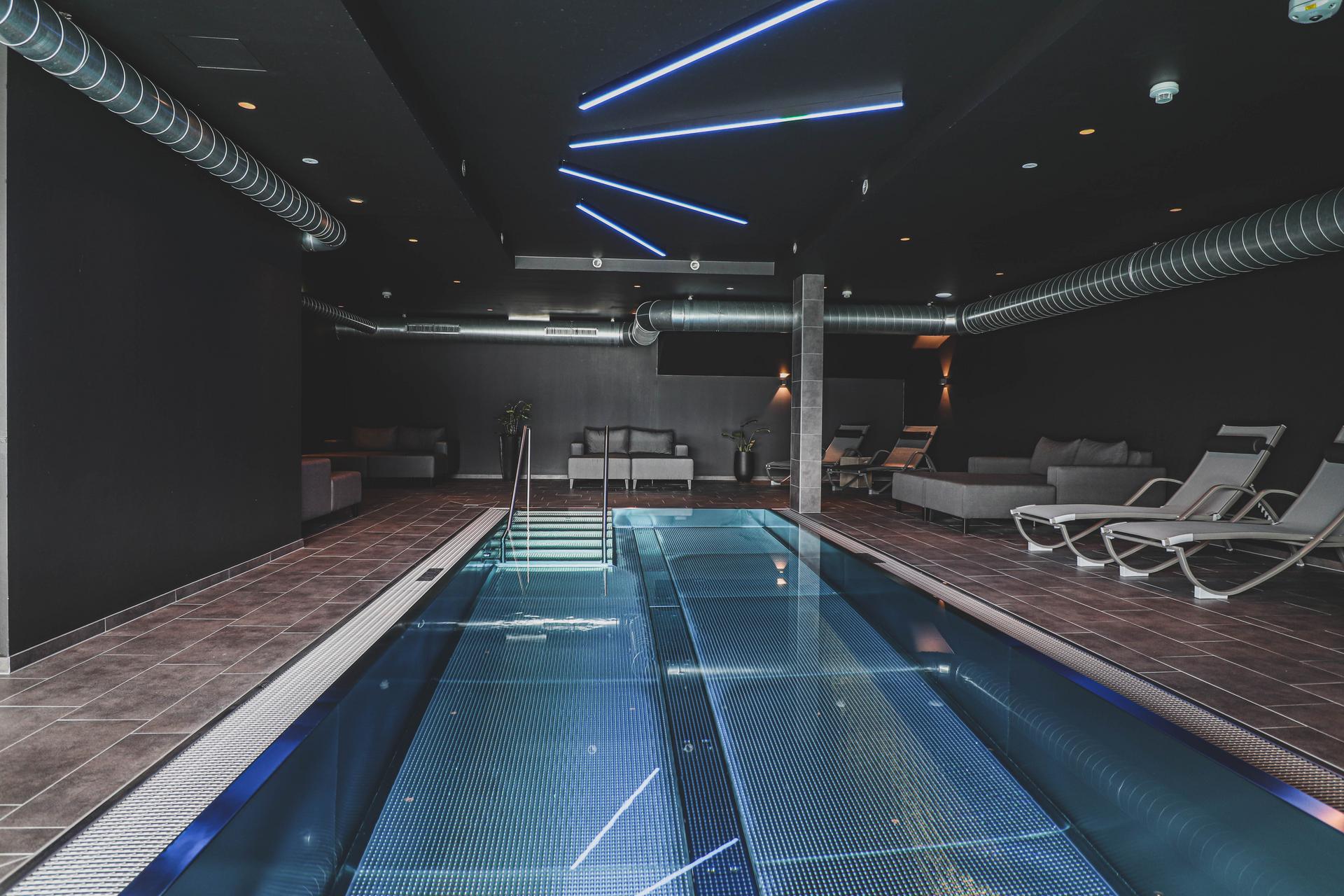 Das Marent in Fiss – Moderner Innenpool mit stilvoller Beleuchtung und Liegebereich | Wellnesshotel Tirol