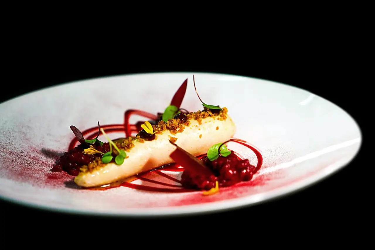 Das Marent in Fiss – Exquisit angerichtetes Gourmet-Dessert auf weißem Teller | Wellnesshotel Tirol