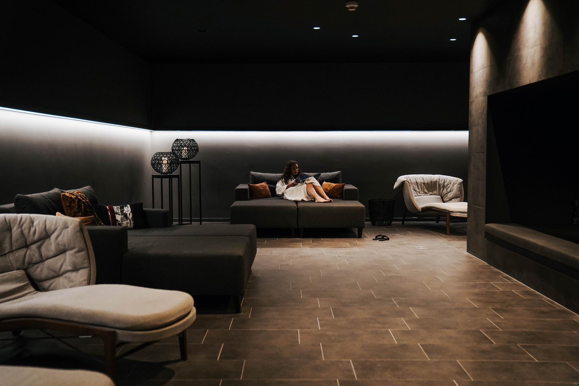 Das Marent in Fiss – Ruhiger Wellness-Ruhebereich mit bequemen Liegen und indirekter Beleuchtung | Wellnesshotel Tirol
