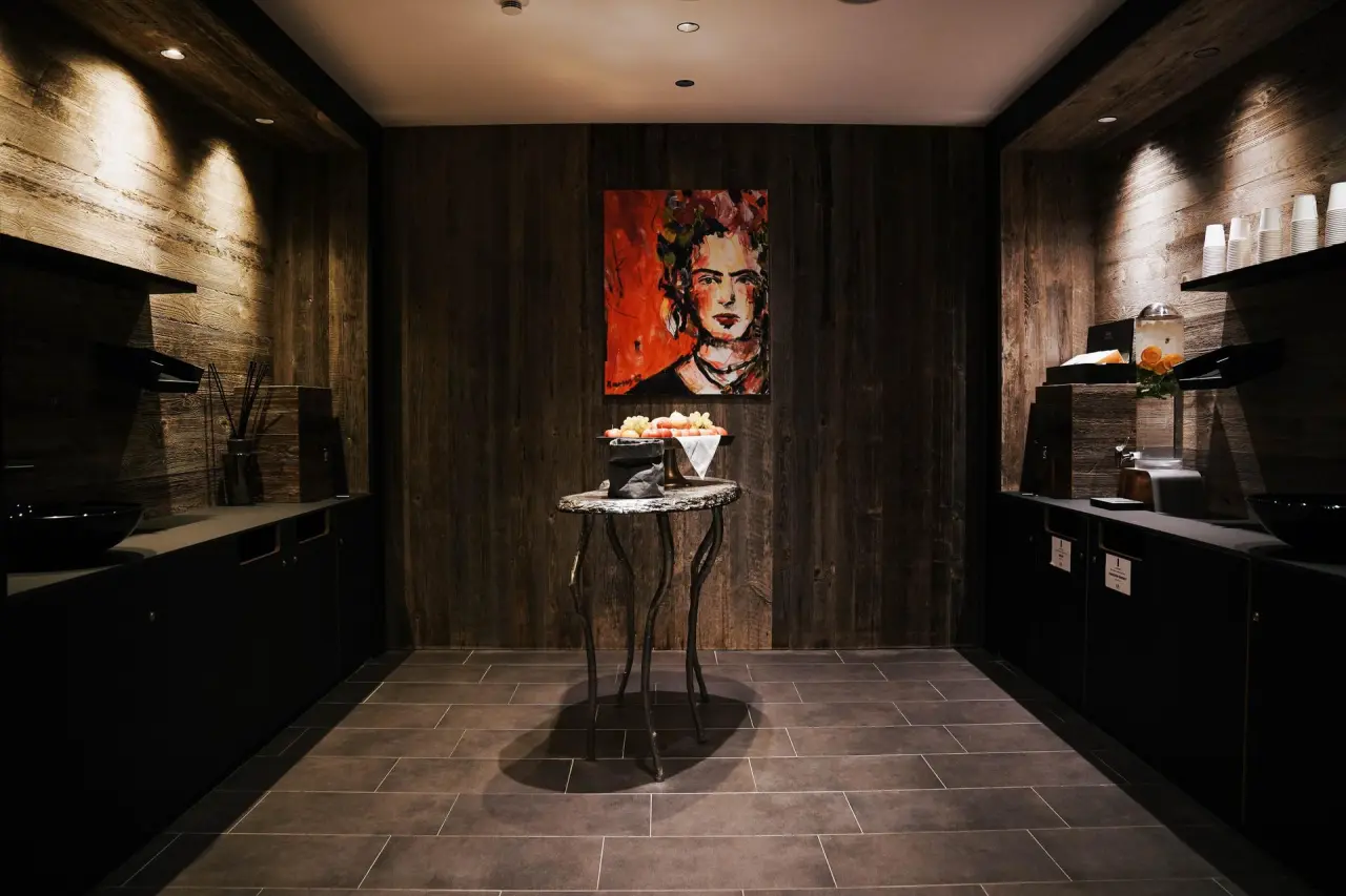 Das Marent in Fiss – Erfrischungsstation im Spa-Bereich mit Holzwänden | Wellnesshotel Tirol