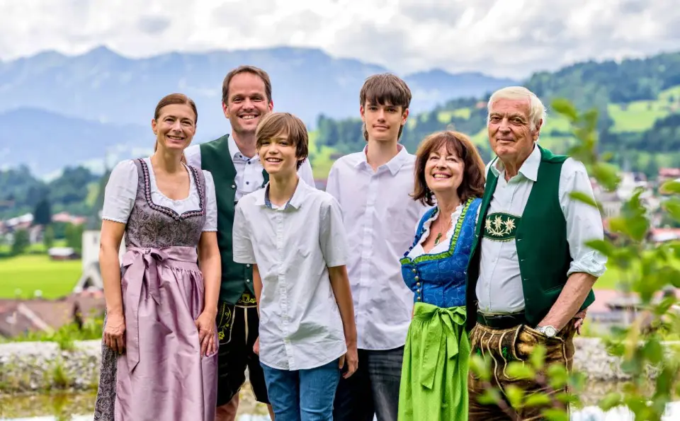Hotel Prinz-Luitpold-Bad in Bad Hindelang – Familie vor der Bergkulisse des Allgäus | Wellnesshotel Allgäu