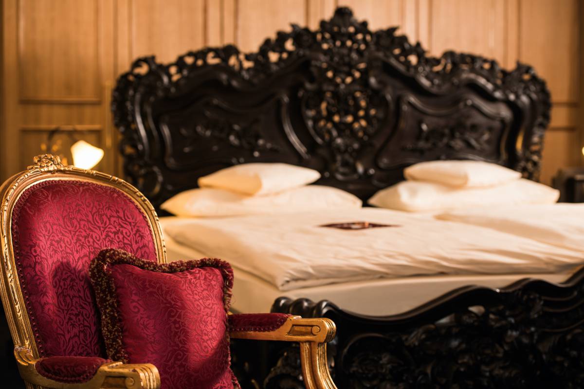 Hotel Prinz-Luitpold-Bad in Bad Hindelang – Detailansicht eines luxuriösen Hotelzimmers mit Barockmöbeln | Wellnesshotel Allgäu