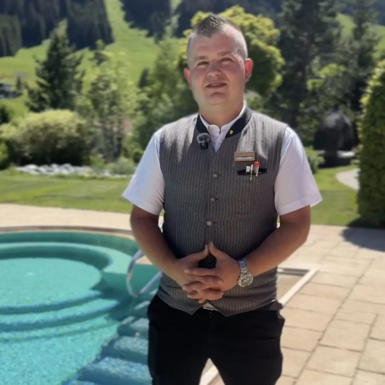 Relais & Chateaux Hotel Singer in Berwang – Freundlicher Mitarbeiter im Außenbereich des Hotels | Wellnesshotel Tirol
