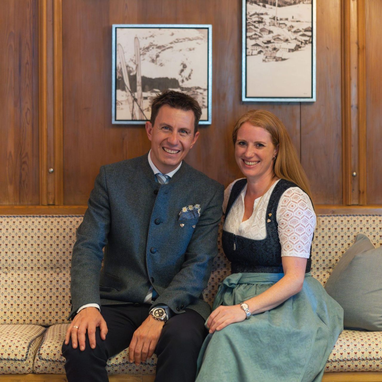 Relais & Chateaux Hotel Singer in Berwang – Hotelier-Paar in traditioneller Kleidung im Hotel | Wellnesshotel Tirol