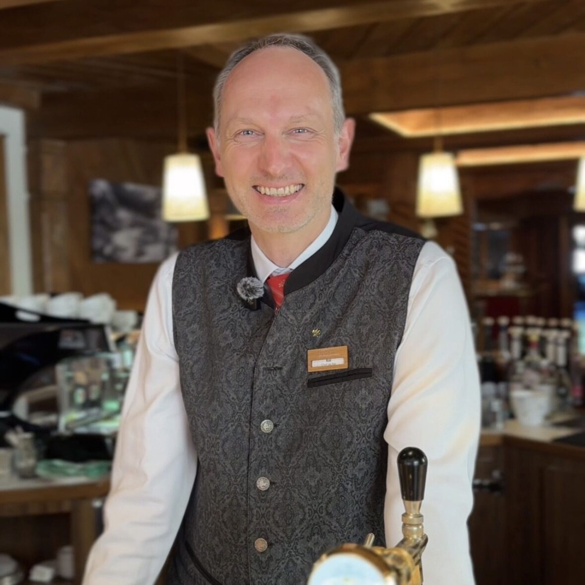 Relais & Chateaux Hotel Singer in Berwang – Freundlicher Barmitarbeiter im Hotelrestaurant | Wellnesshotel Tirol