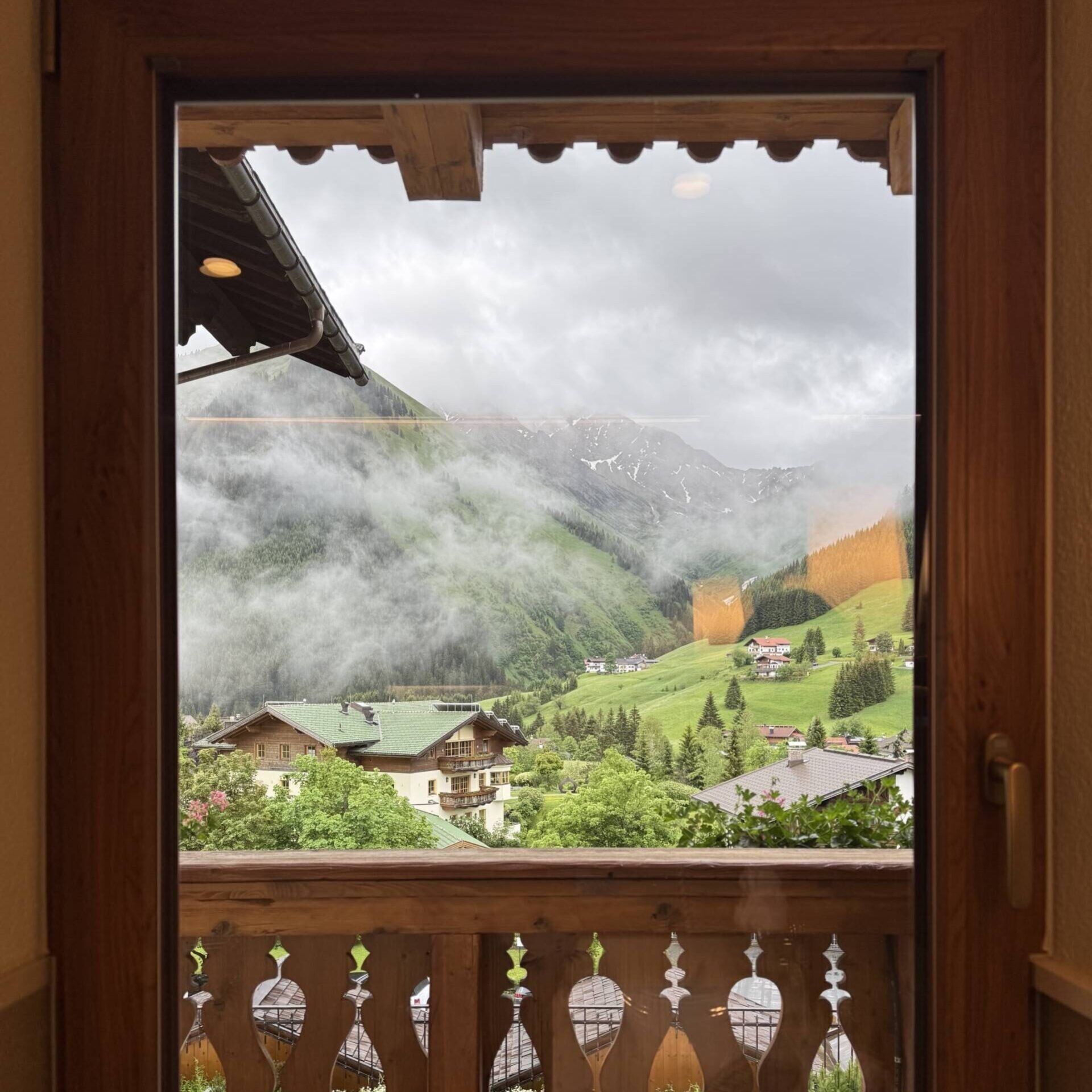 Relais & Chateaux Hotel Singer in Berwang – Malerischer Ausblick auf das Bergpanorama aus dem Zimmer | Wellnesshotel Tirol