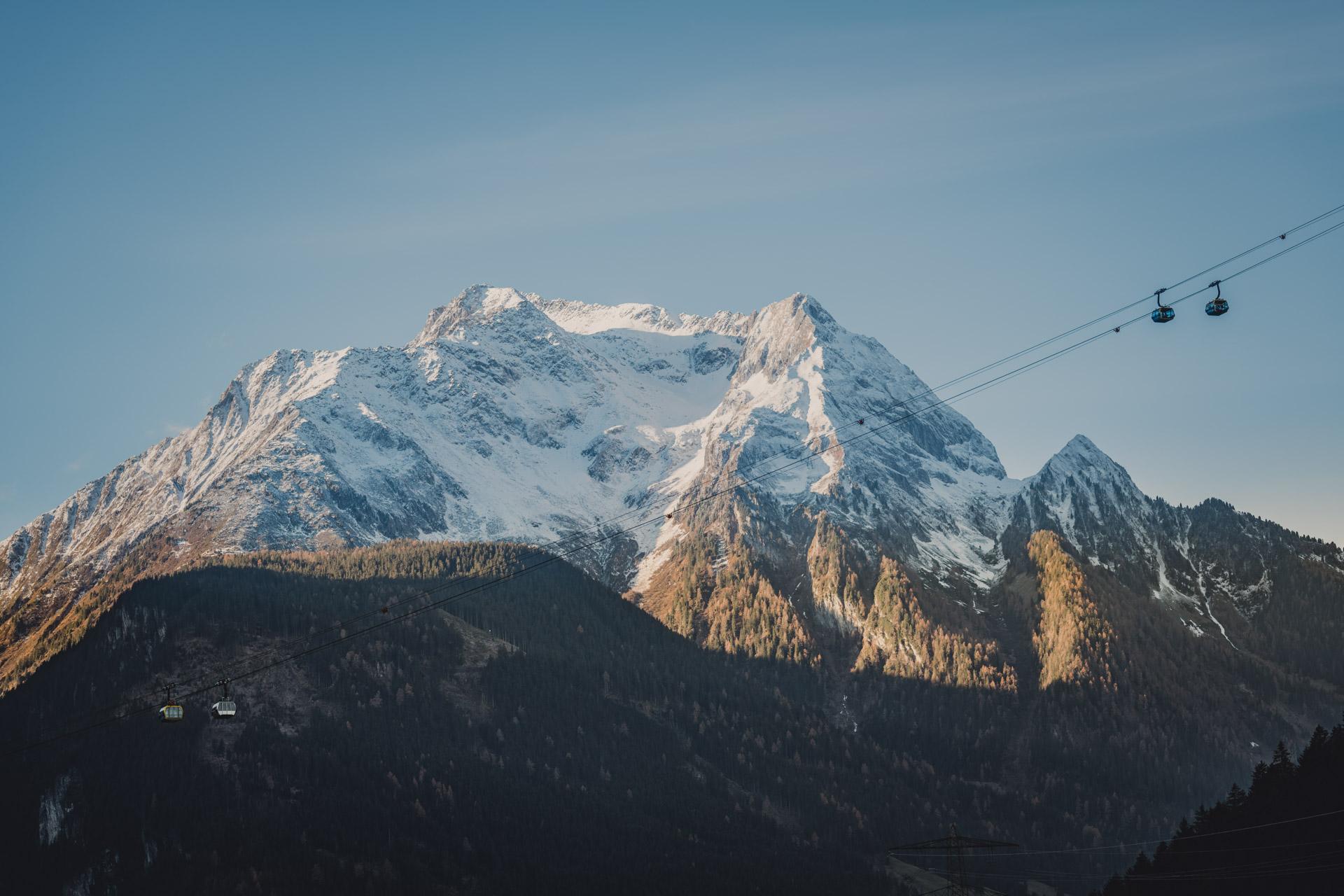 Neuhaus Zillertal Resort in Mayrhofen – Majestätisches Bergpanorama mit Seilbahnen | Wellnesshotel Zillertal