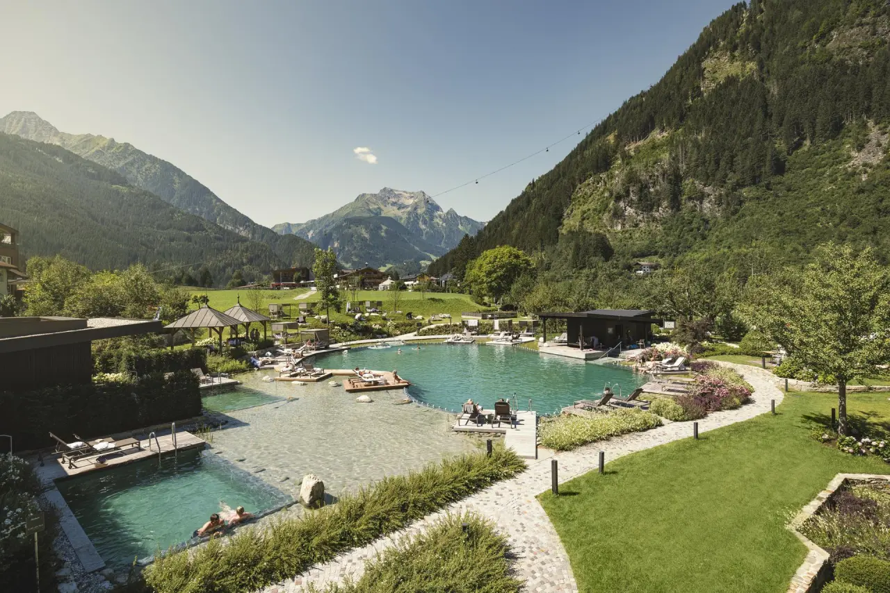 Neuhaus Zillertal Resort in Mayrhofen – Weitläufiger Naturbadeteich mit Alpenpanorama | Wellnesshotel Zillertal