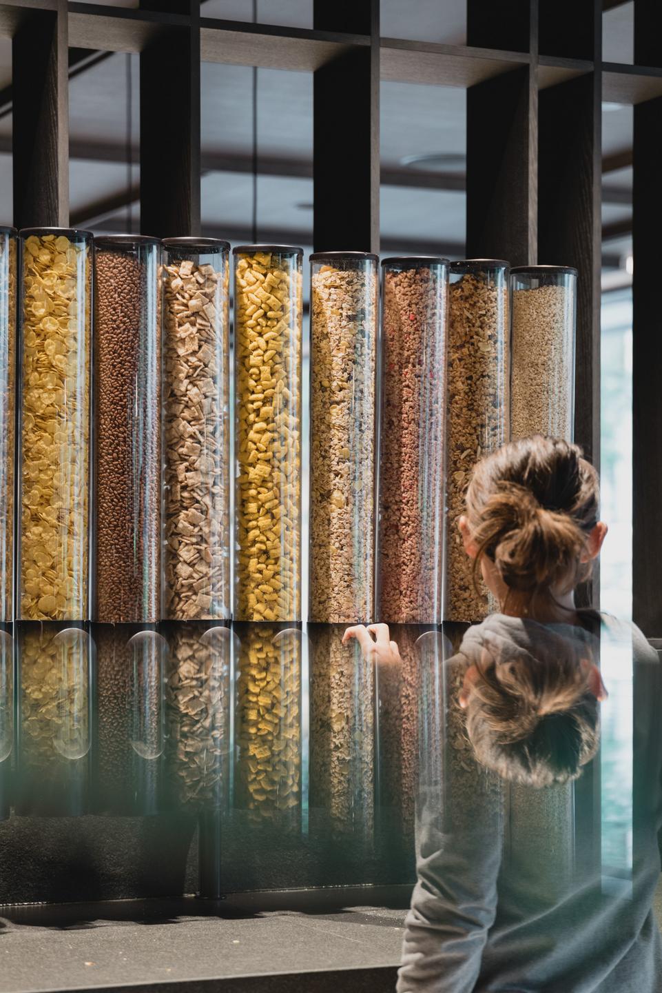 Neuhaus Zillertal Resort in Mayrhofen – Müsli- und Cerealienspender am Frühstücksbuffet | Wellnesshotel Zillertal