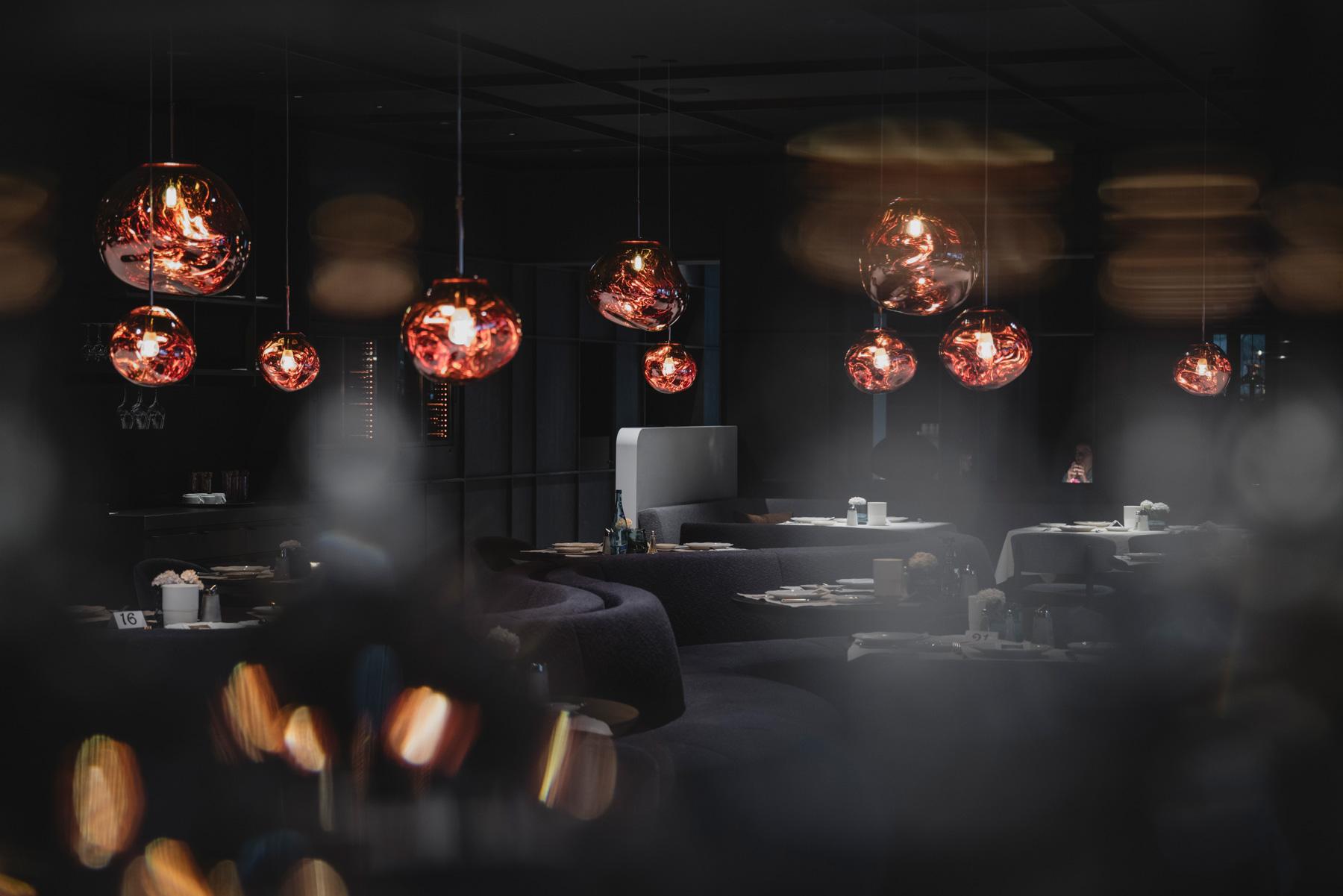 Neuhaus Zillertal Resort in Mayrhofen – Modernes Restaurant mit stilvollen Hängelampen | Wellnesshotel Zillertal