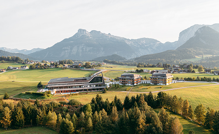 Narzissen Vital Resort in Bad Aussee – Außenpool mit Liegen und Bergblick | Wellnesshotel Salzkammergut