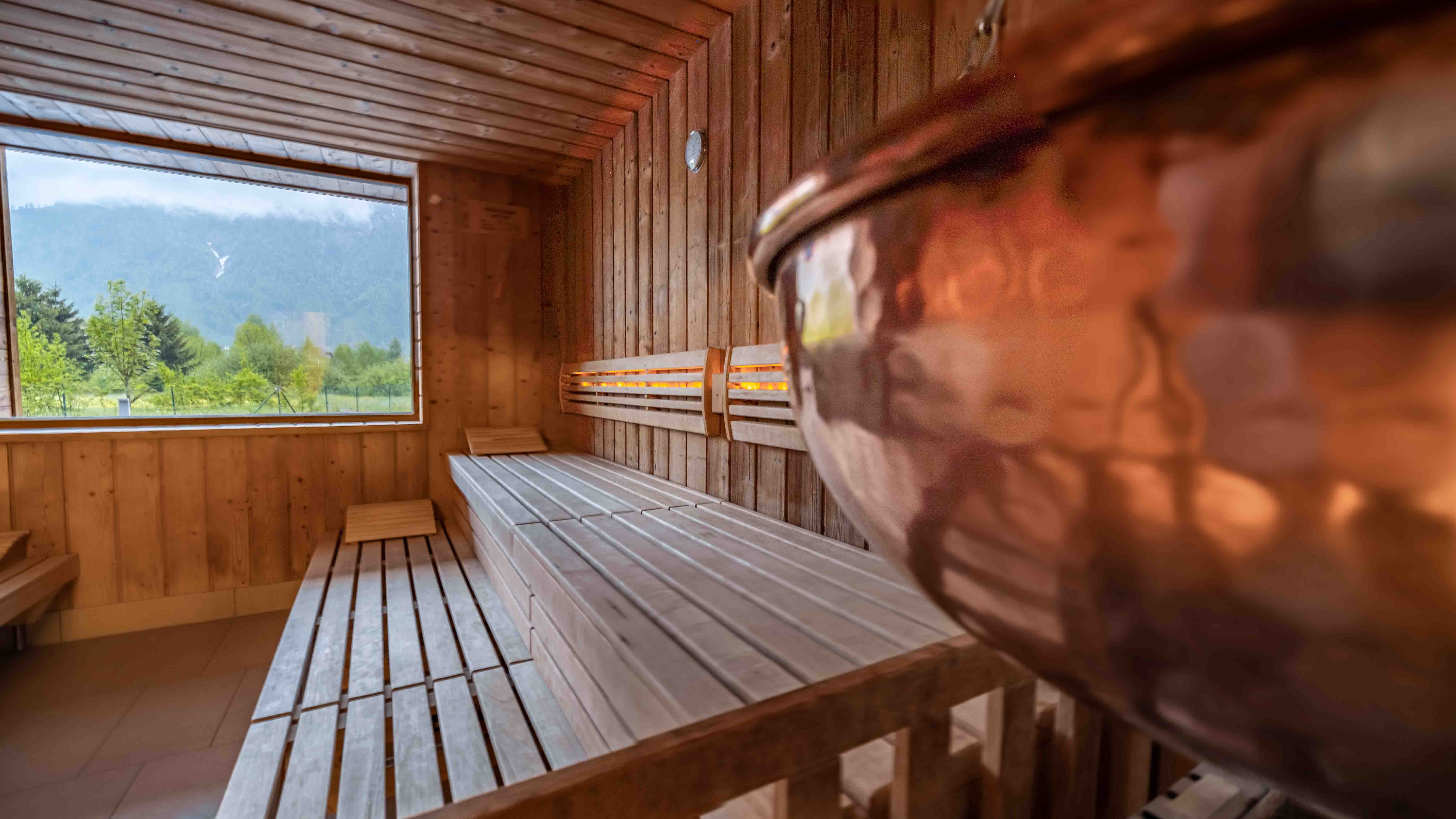 Narzissen Vital Resort in Bad Aussee – Gast beim Training im modernen Fitnessbereich | Wellnesshotel Salzkammergut