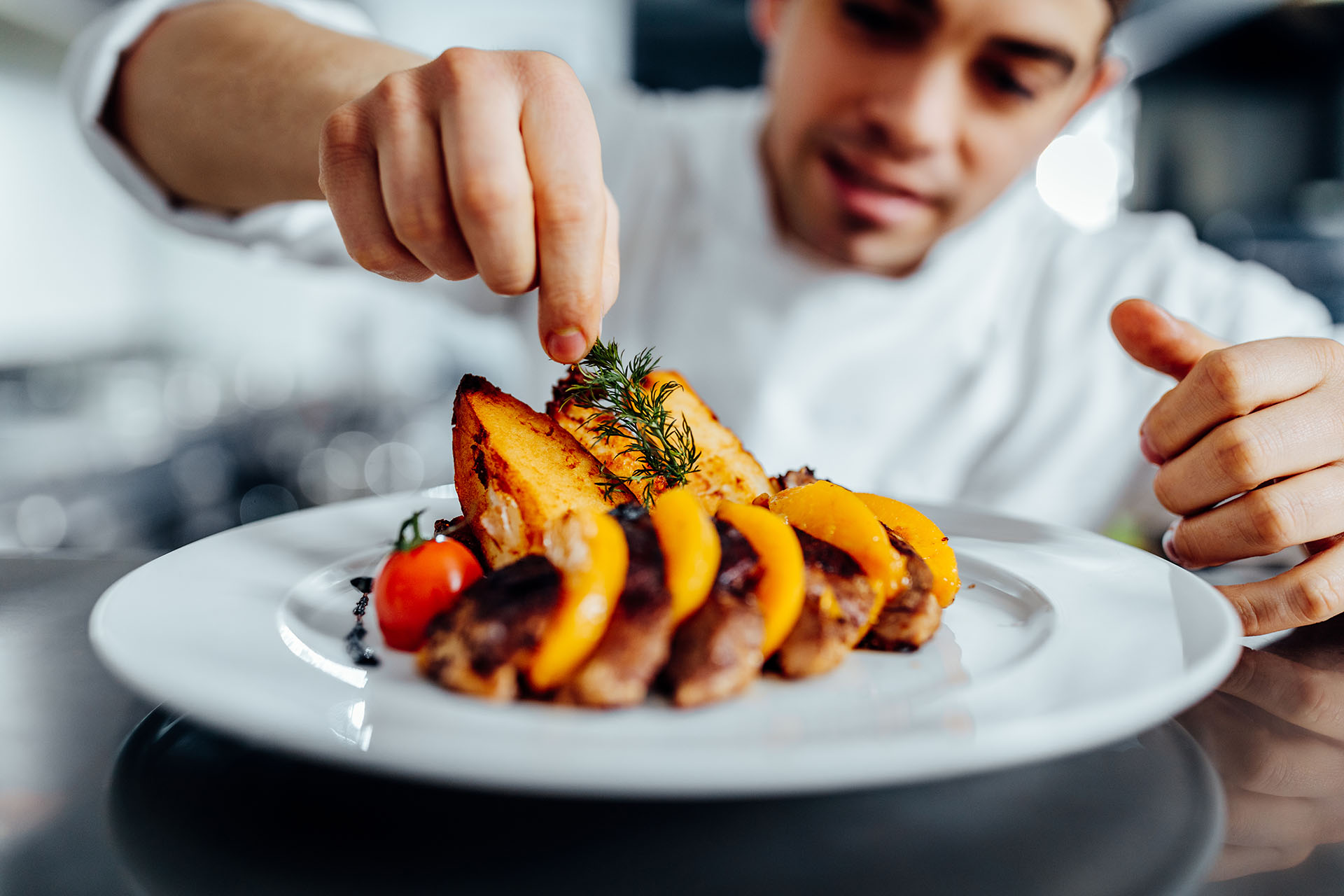 Narzissen Vital Resort in Bad Aussee – Koch beim Anrichten eines Gourmet-Tellers | Wellnesshotel Salzkammergut
