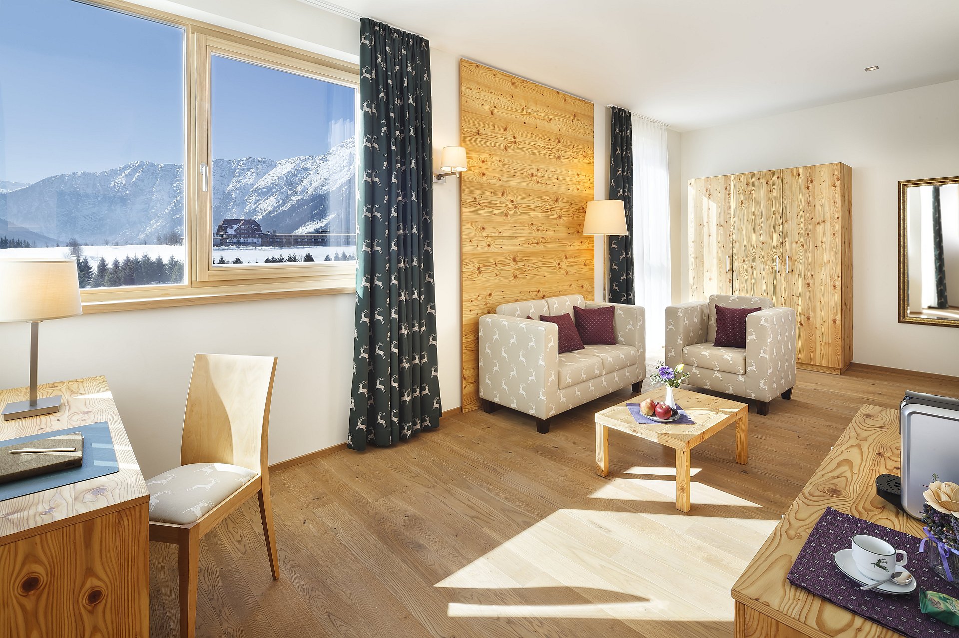 Narzissen Vital Resort in Bad Aussee – Komfortables Hotelzimmer mit Bergblick im Winter | Wellnesshotel Salzkammergut