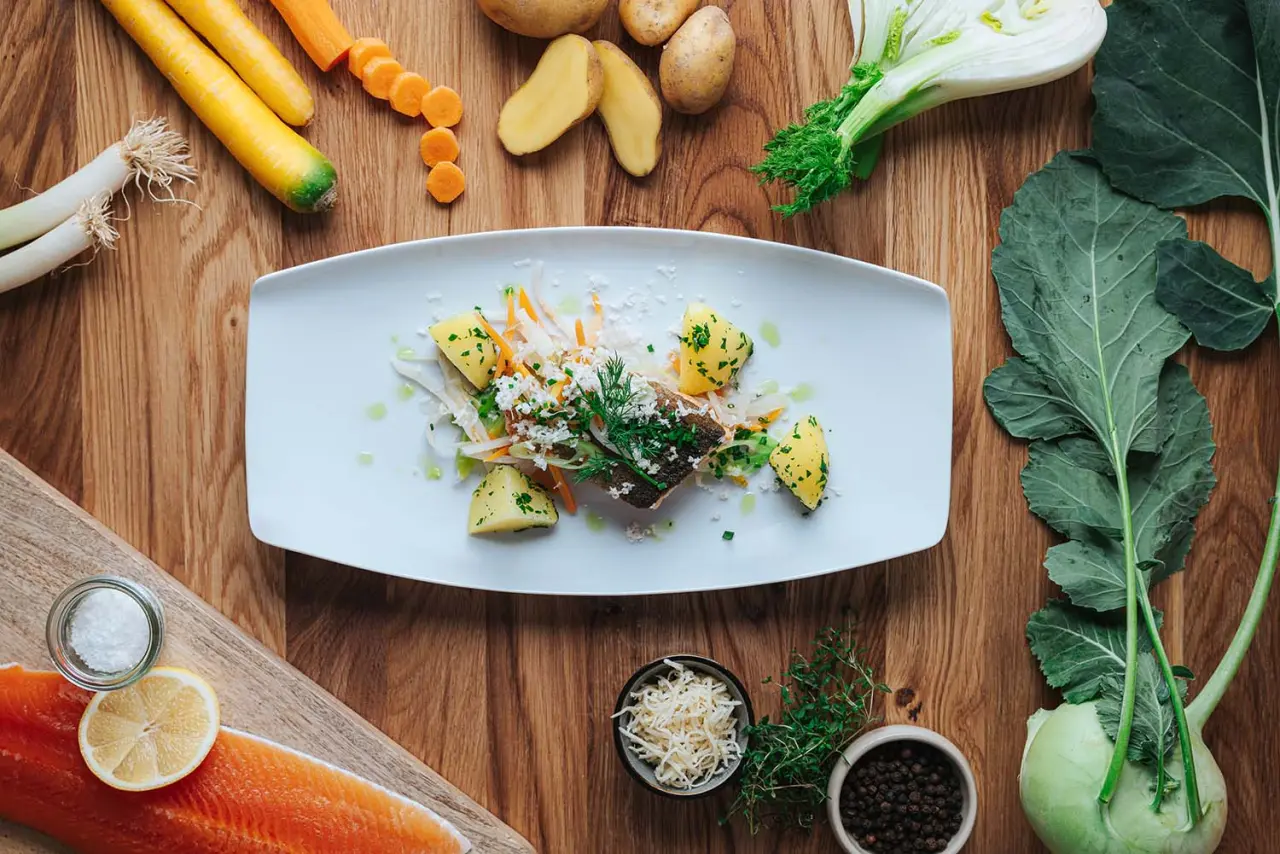 Frisch zubereitetes Fischgericht mit Kartoffeln und Gemüse im Romantik Hotel Seevilla Restaurant.
