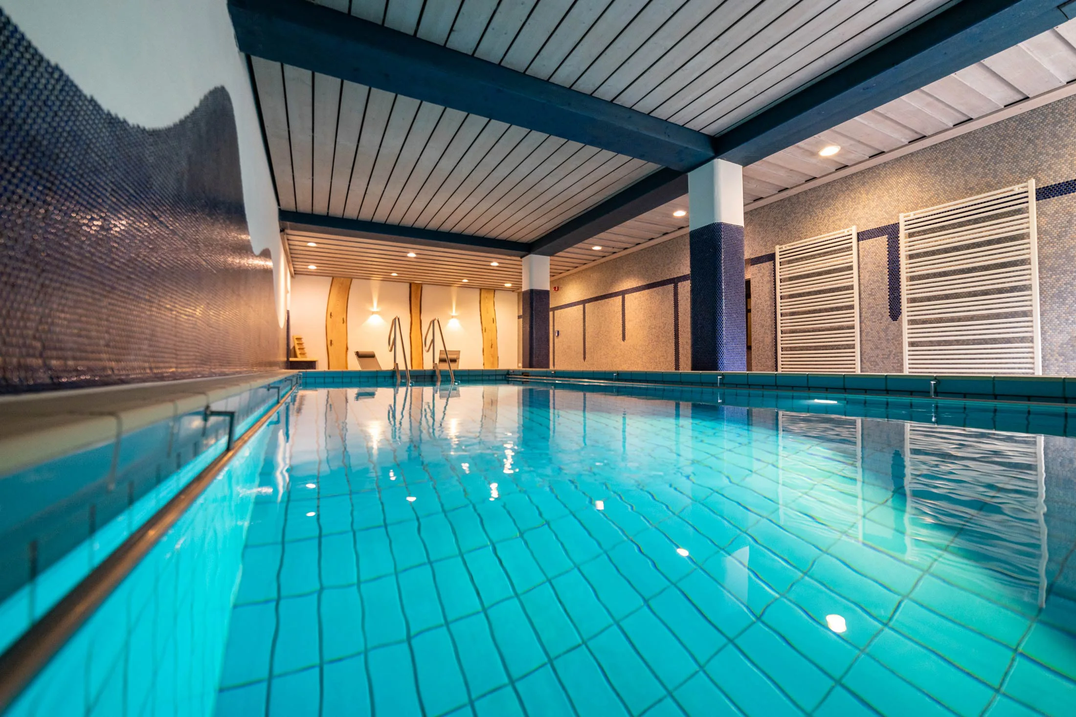 Parkhotel Sonnenhof in Oberammergau – Modernes Hallenbad mit blauen Fliesen | Wellnesshotel Oberbayern