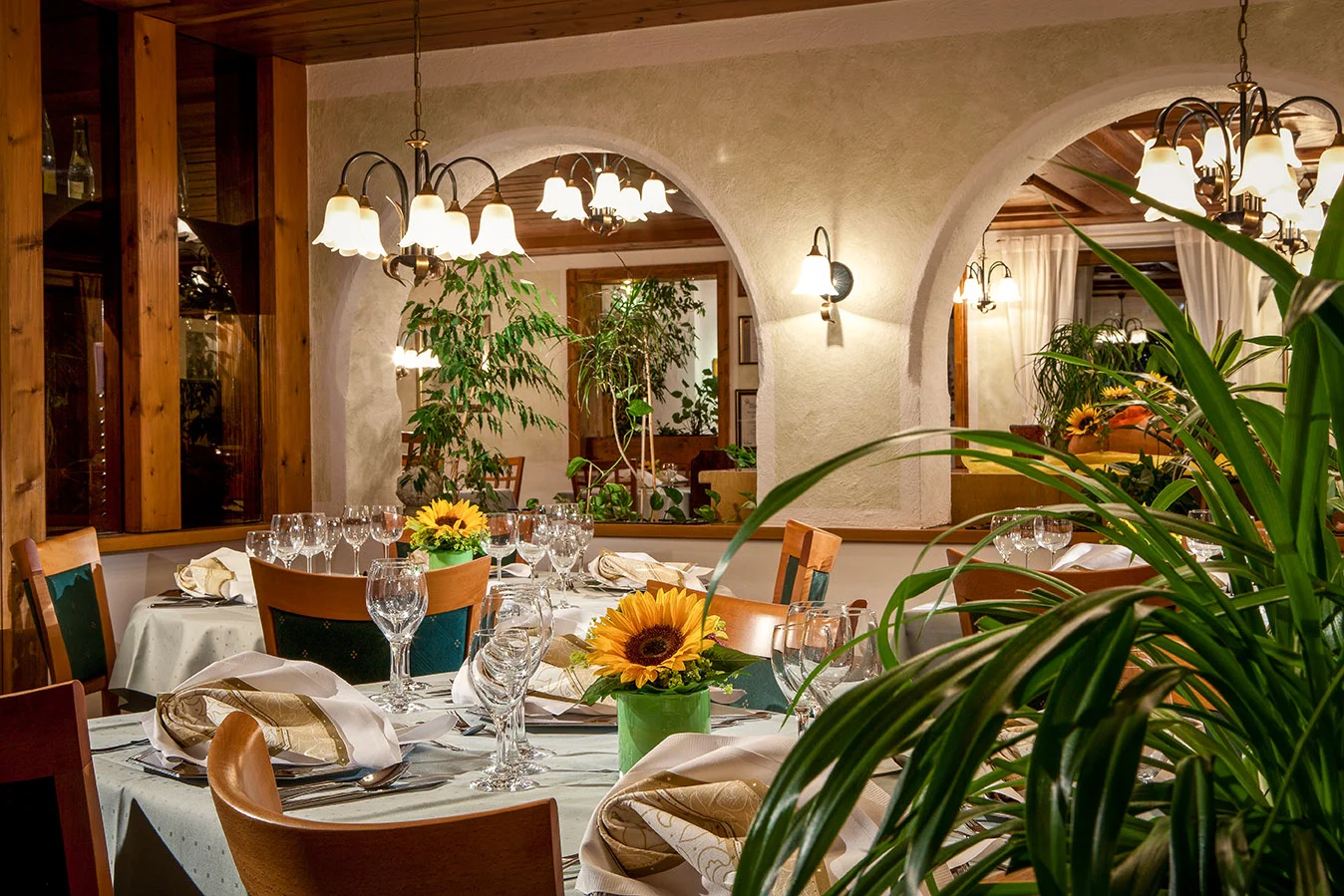 Parkhotel Sonnenhof in Oberammergau – Gemütliches Restaurant mit Holzelementen und Pflanzen | Wellnesshotel Ammergauer Alpen