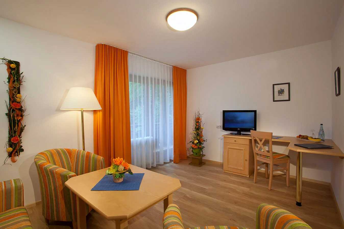 Parkhotel Sonnenhof in Oberammergau – Komfortables Hotelzimmer mit hellem Interieur und Fenster | Wellnesshotel Ammergauer Alpen