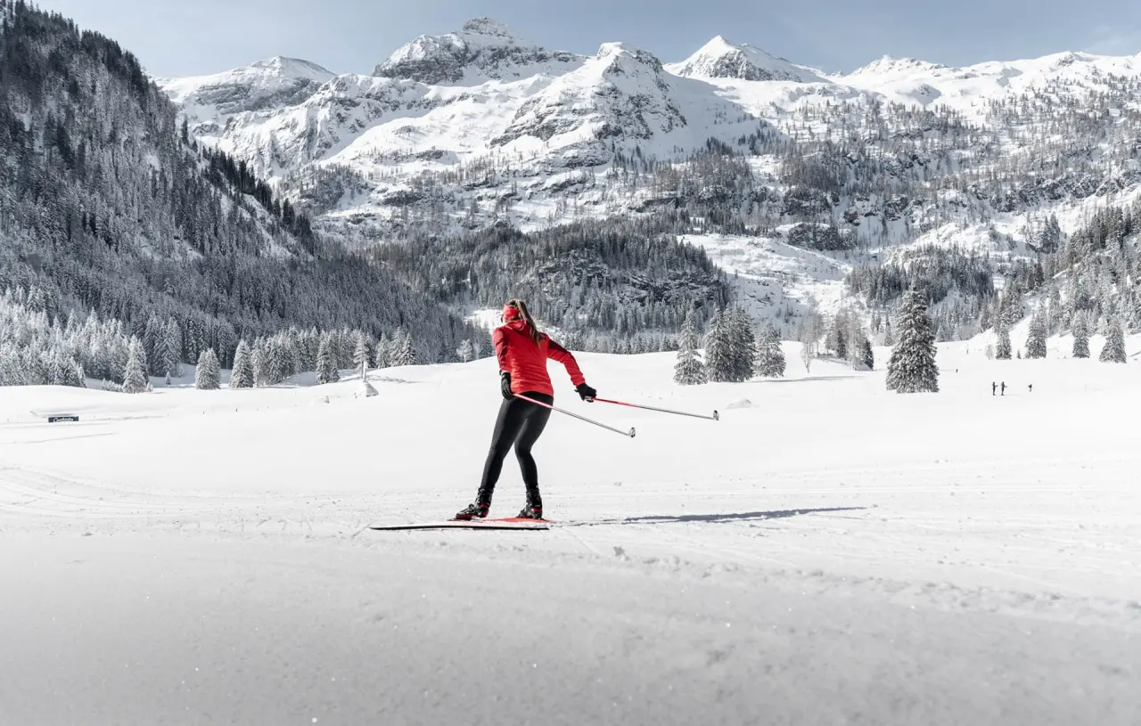 Langläuferin in der verschneiten Berglandschaft rund um das Hotel Matschner, ideal für Winteraktivitäten.