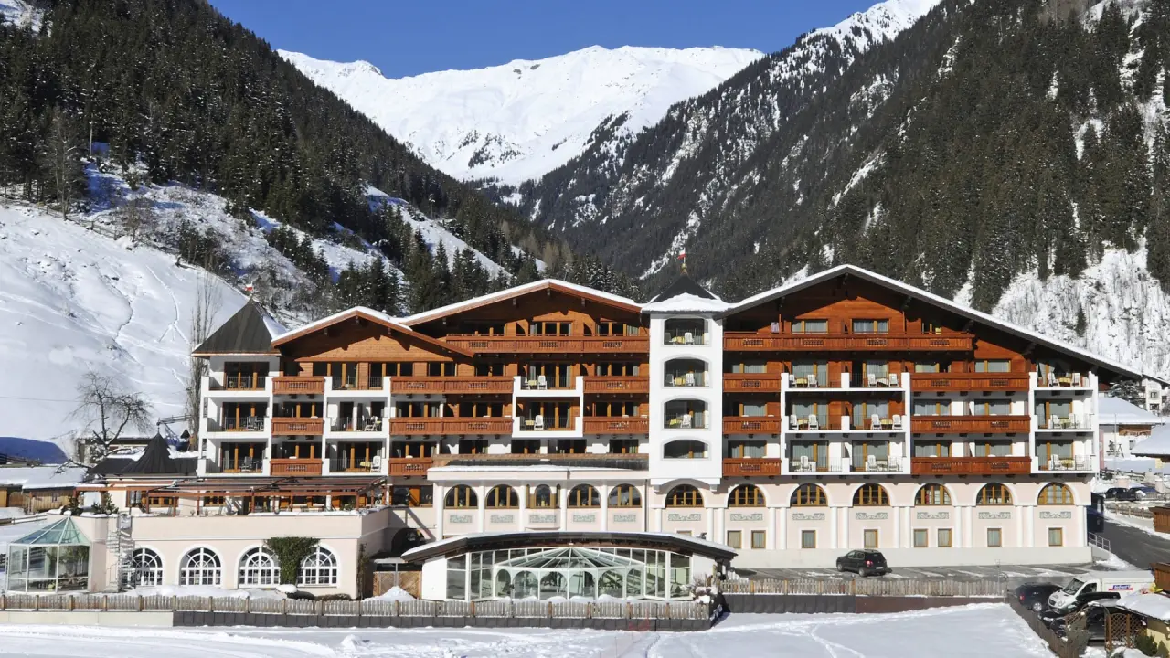 Aussenansicht des Wellness & Relax Hotel Milderer Hof im Winter mit verschneiten Bergen im Stubaital.