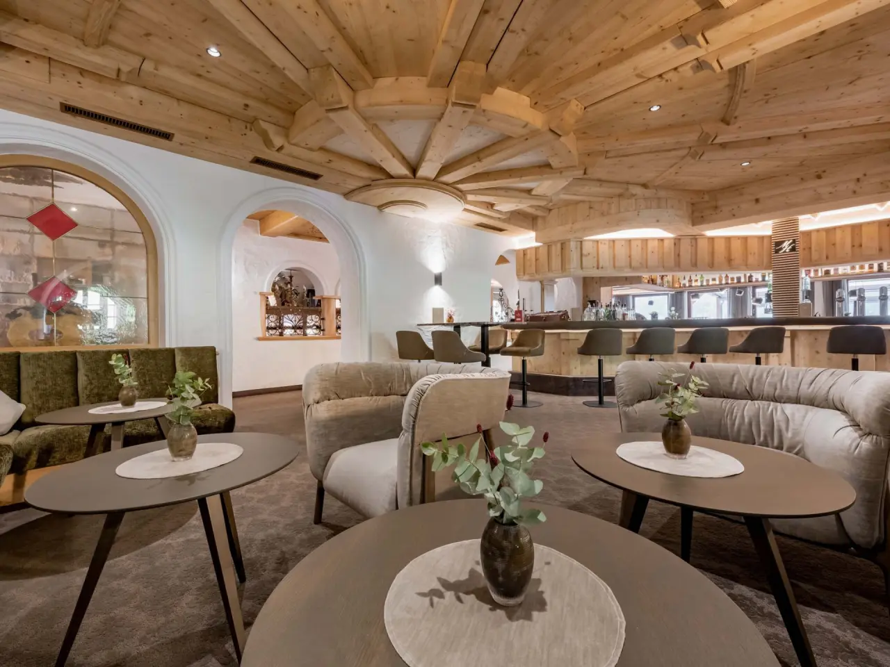 Gemütliche Hotelbar mit Holzbalkendecke und bequemen Sitzgelegenheiten im Wellness & Relax Hotel Milderer Hof.