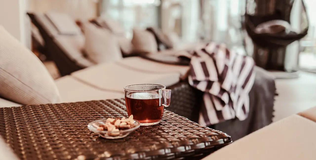 Entspannung mit Tee und Snacks auf einer Liege im Wellnessbereich des Hotel St. Georg zum See.