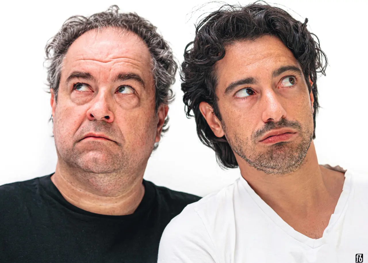 Porträt zweier Männer mit nachdenklichem Blick nach oben vor weißem Hintergrund, Loxone Campus.