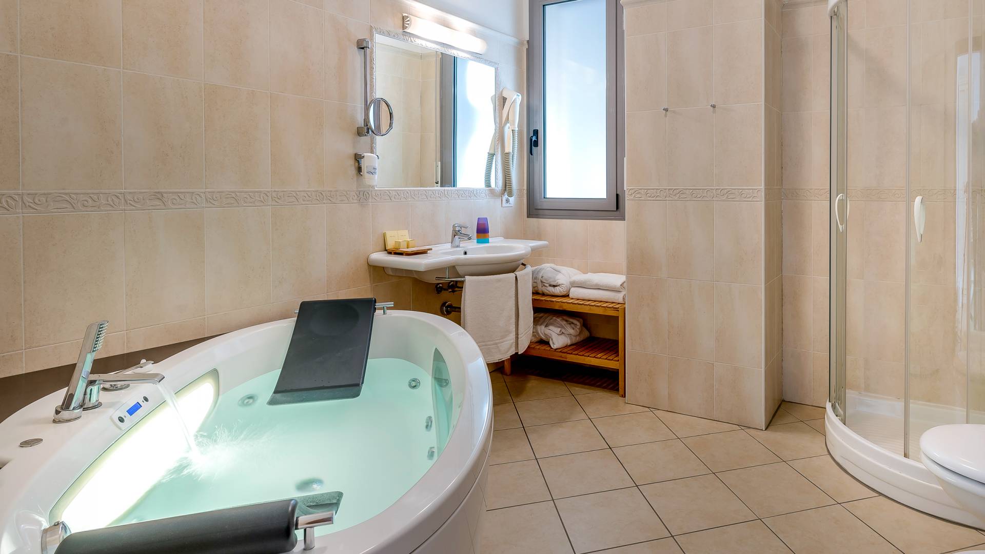 Sovrana Hotel & Re Aqva SPA in Rimini – Badezimmer mit Whirlpool und Dusche | Wellnesshotel Emilia-Romagna