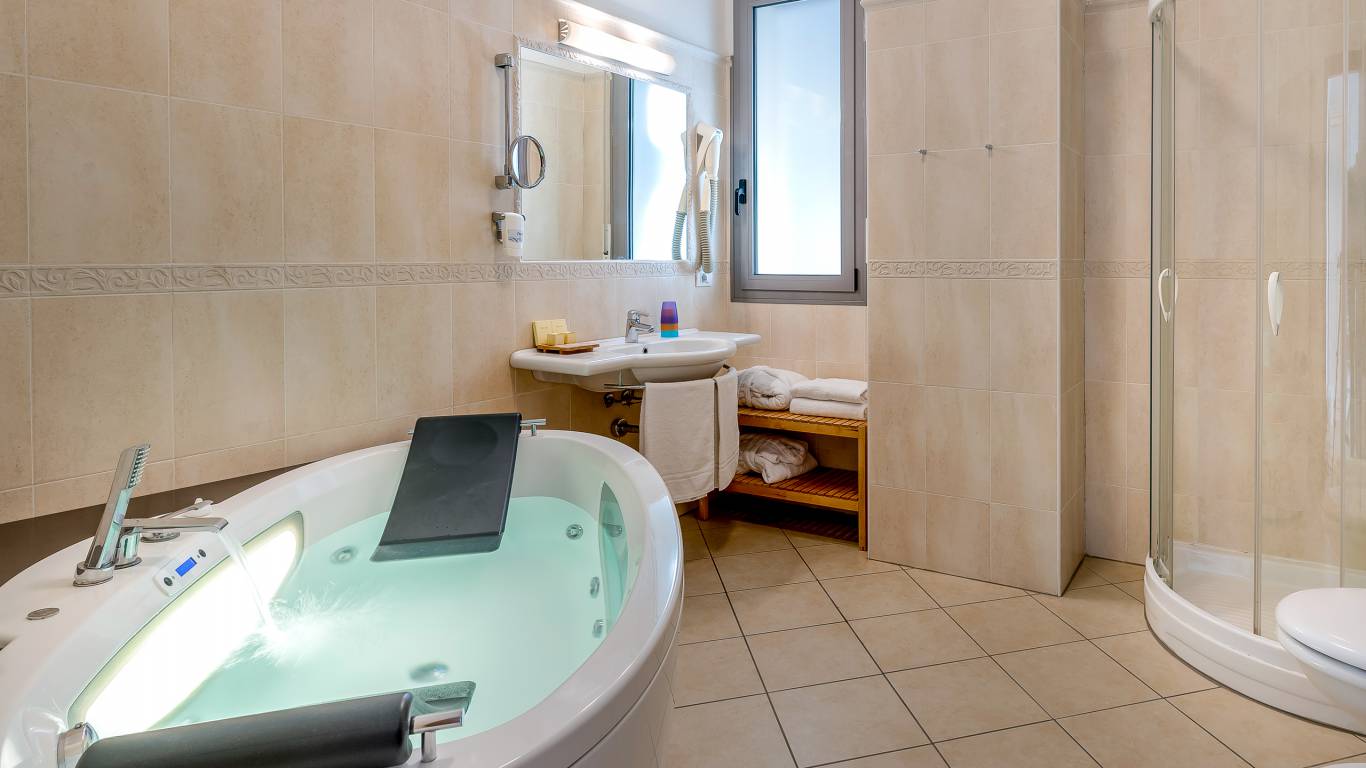 Sovrana Hotel & Re Aqva SPA in Rimini – Hotelzimmer mit Doppelbett und Wandgemälde | Wellnesshotel Emilia-Romagna