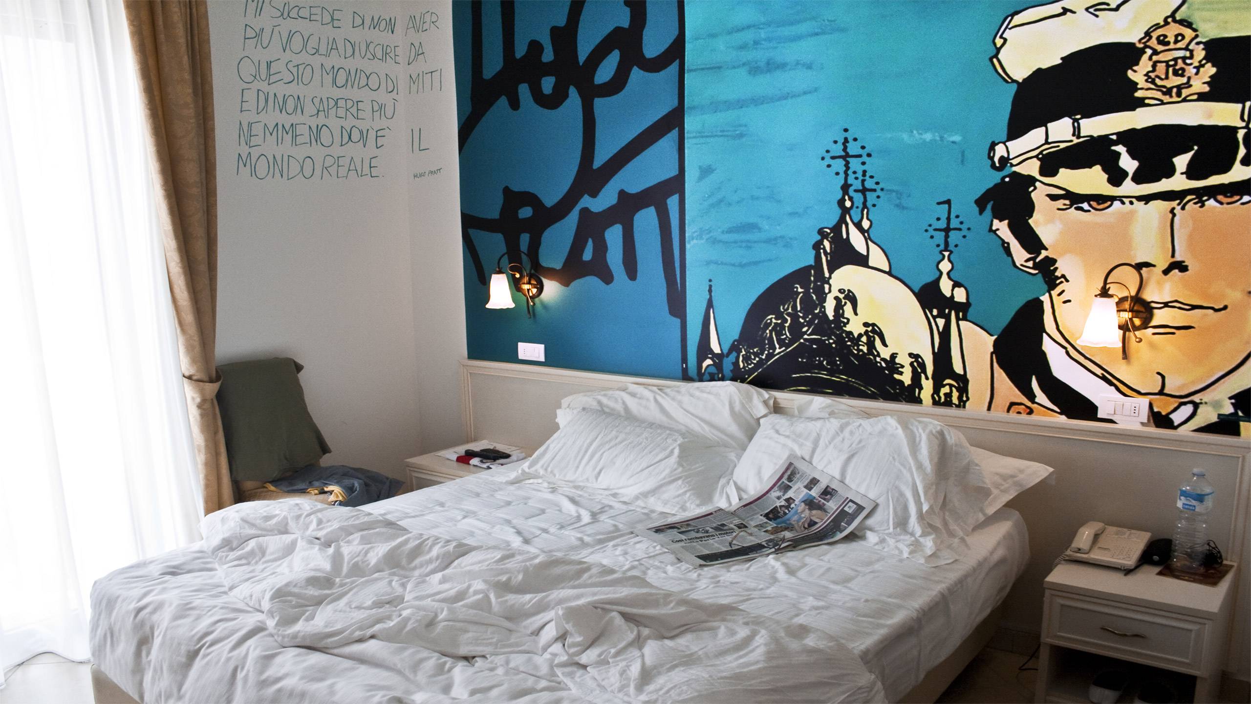 Sovrana Hotel & Re Aqva SPA in Rimini – Hotelzimmer mit Doppelbett und Wandgemälde | Wellnesshotel Emilia-Romagna