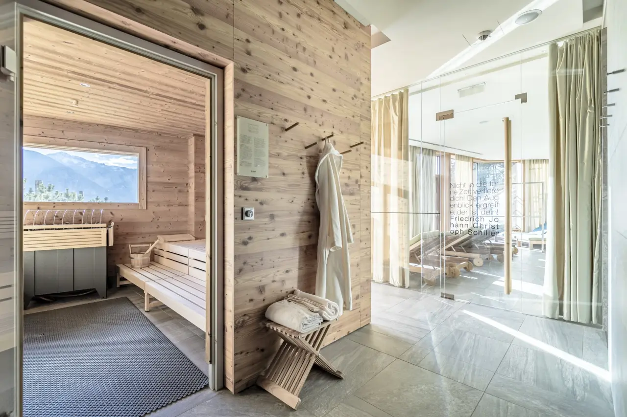 Panoramasauna mit Bergblick und Entspannungsbereich im Wellnessbereich des Hotel Nidum.