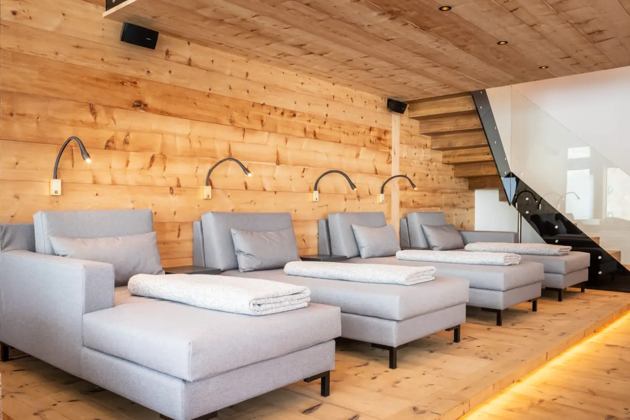 Moderner Ruheraum mit Holzvertäfelung und bequemen Liegen im Wellnessbereich des Hotel Gaspingerhof ****Superior.