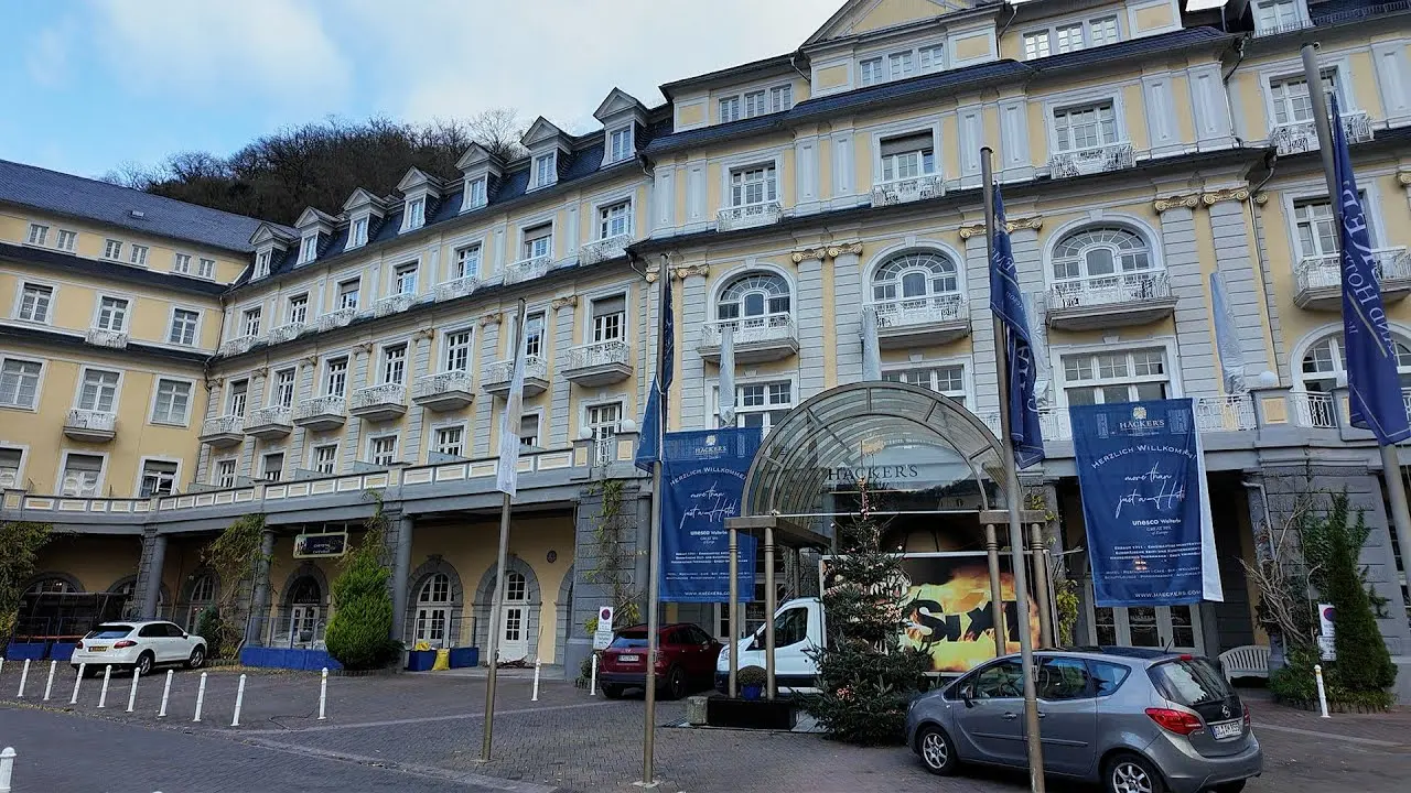 Aussenansicht von Häcker´s Grand Hotel Bad Ems mit klassischer Fassade, Eingangsbereich und parkenden Autos.