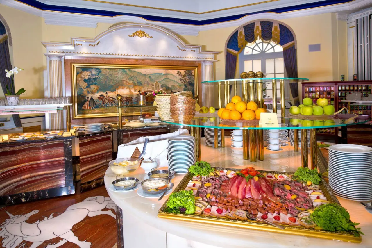 Reichhaltiges Frühstücksbuffet mit frischen Früchten und Aufschnitt im eleganten Restaurant des Häcker´s Grand Hotel Bad Ems.