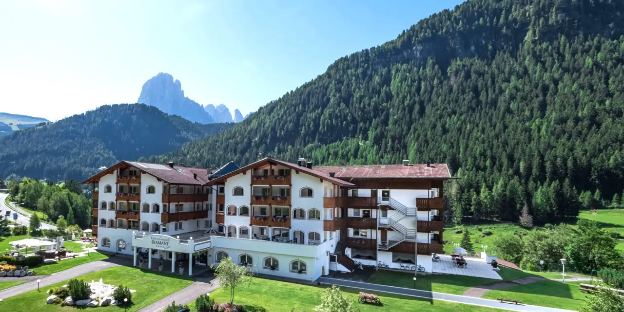 Diamant Spa Resort in St. Christina – Außenansicht des Hotels vor Bergpanorama | Wellnesshotel Südtirol