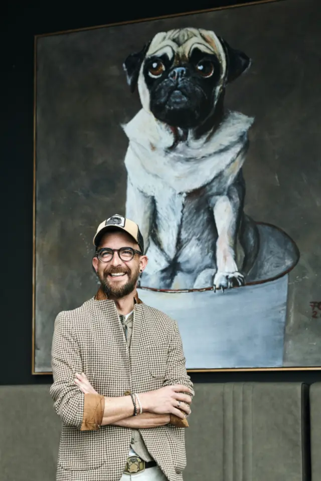 Porträt eines Mannes mit Mops-Gemälde im Lifestyle-Hotel Eder