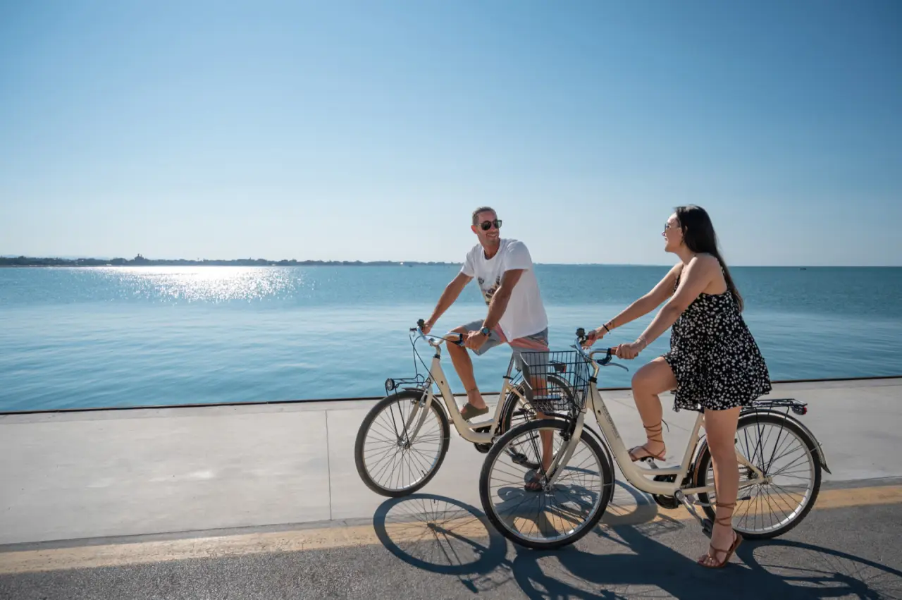 Hotel Baia Imperiale & SPA in Rimini – Paar bei einer Fahrradtour an der Strandpromenade | Wellnesshotel Adriaküste