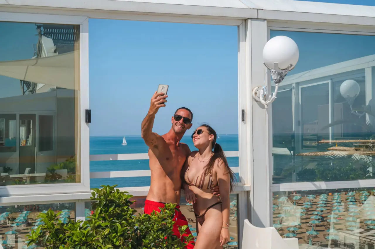 Hotel Baia Imperiale & SPA in Rimini – Paar auf der Terrasse mit Meerblick | Wellnesshotel Adriaküste