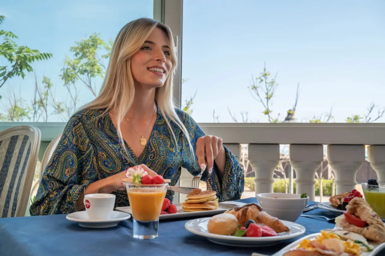 Hotel Baia Imperiale & SPA in Rimini – Frühstück auf der Terrasse mit Meerblick | Wellnesshotel Adriaküste