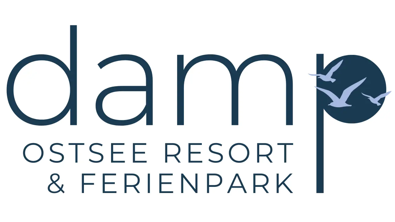 Offizielles Logo des Damp Ostsee Resort & Ferienpark. Blauer Schriftzug 'Damp' mit stilisierten Moewen und dem Namen des Resorts.