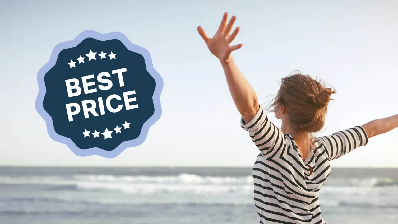 Frau am Strand der Ostsee mit 'Best Price' Hinweis für das Ostseehotel Midgard in Dampland.