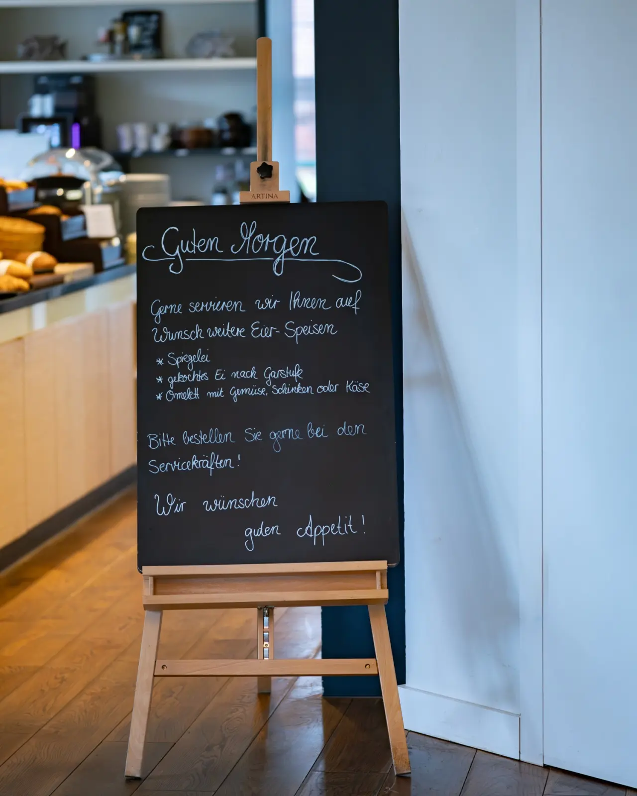 Tafel mit Frühstücksangebot 'Guten Morgen' im Restaurantbereich des Logierhus Langeoog.