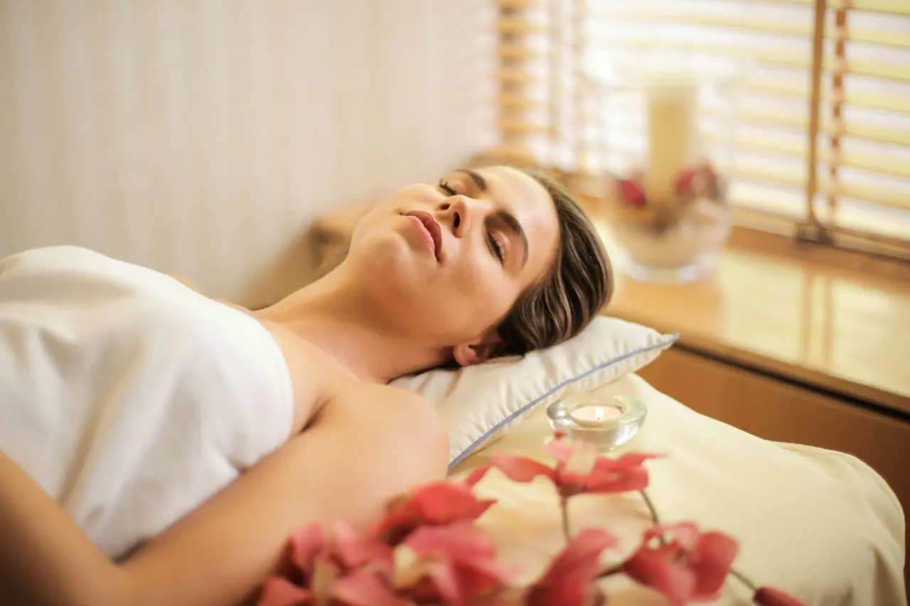 Frau entspannt bei einer Wellness-Behandlung im Spa-Bereich des Logierhus Langeoog.